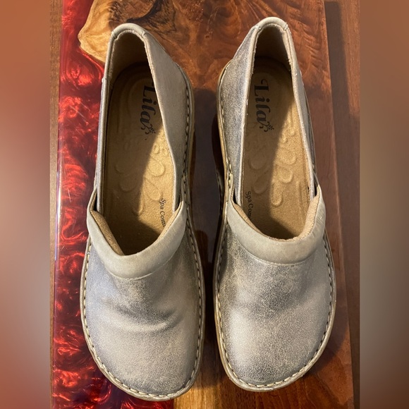 Lila Clogs with Cushioned Footbed and Durable Sole Size 8 with Shoe Bags - Picture 2 of 5